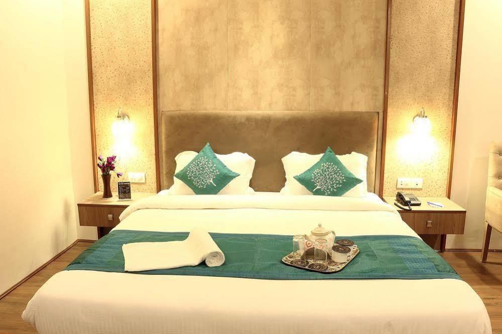 Vaccinated Staff - Capital O 7899 Casa Hotel โกลกาตา ภายนอก รูปภาพ